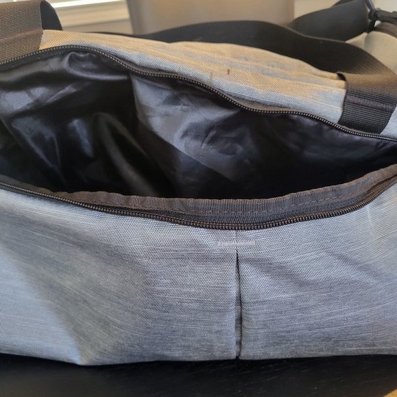 ✅✅ Under Armour Duffle Bag ✅✅ - Picture 9 of 13